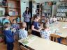 Przedszkolaki w bibliotece szkolnej